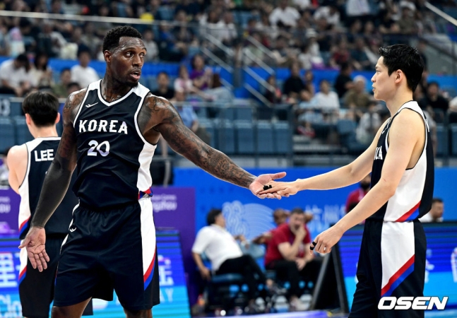 국가대표 유니폼을 입은 라건아(왼쪽).