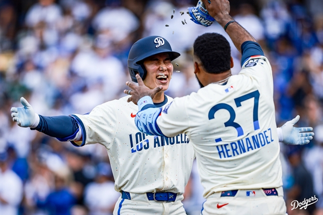 김혜성이 홈런을 때려낸 직후 축하를 받고 있다. /사진=다저스 공식 SNS