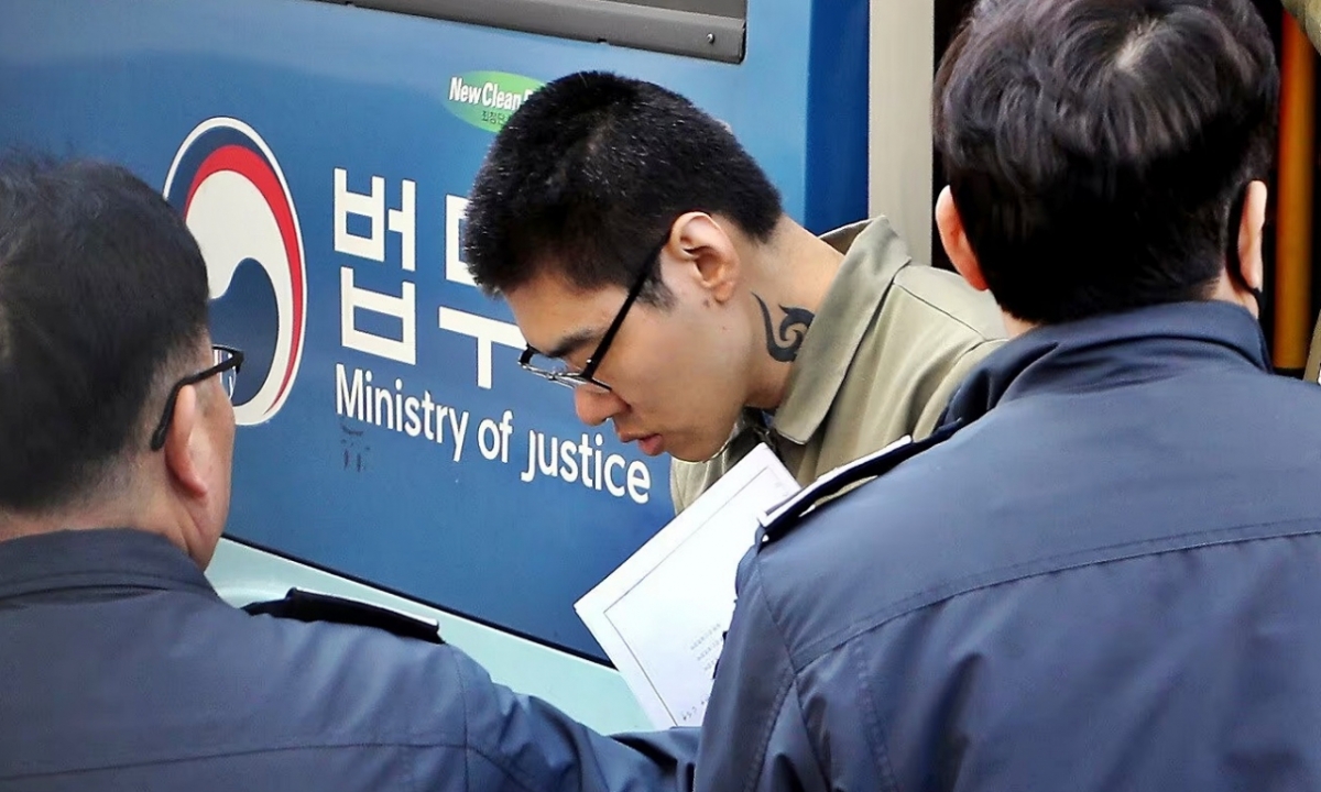 김성수가 2019년 1월 29일 서울 양천구 신정동 서울남부지방법원에서 열린 첫 공판준비기일에 출석하기 위해 호송차에서 내리던 모습./사진=뉴스1