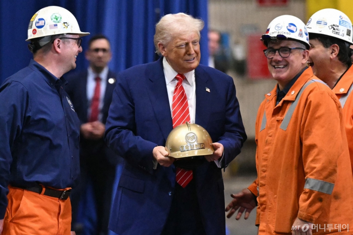 (펜실베이니아 AFP=뉴스1) 류정민 특파원 = 도널드 트럼프 미국 대통령이 30일(현지시간) 일본제철과 US스틸의 '파트너십'을 기념하기 위해 찾은 펜실베이니아주 웨스트미플린 소재 US스틸-어빈제철소에서 선물 받은 황금 헬맷을 들고 있다. 2025.05.30   ⓒ AFP=뉴스1  Copyright © 뉴스1. All rights reserved. 무단 전재 및 재배포,  AI학습 이용 금지. /사진=(펜실베이니아 AFP=뉴스1) 류정민 특파원
