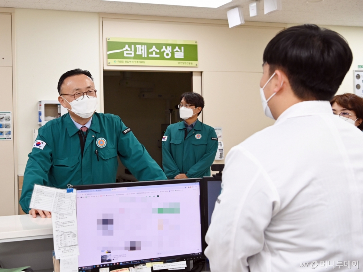 [서울=뉴시스] 이한경 행정안전부 재난안전관리본부장이 26일 충북 청주의료원을 방문해 '코로나 재유행' 대응 및 응급의료상황을 점검하고 있다. (사진=행정안전부 제공) 2025.05.26. photo@newsis.com *재판매 및 DB 금지 /사진=