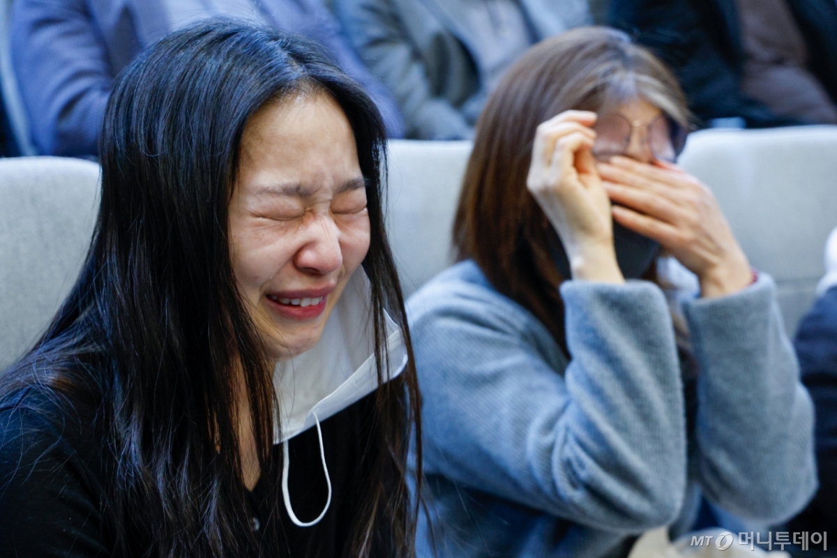 (서울=뉴스1) 안은나 기자 = 코로나19백신 피해자 유가족들이 2일 오후 서울 여의도 국회에서 열린 제423회국회(임시회) 제3차 본회의에서 코로나바이러스감염증-19 예방접종 피해보상 등에 관한 특별법안(대안)이 재적 300인, 재석 265인, 찬성 263인, 반대 0인, 기권 2인으로 통과되자 눈물을 쏟고 있다. 2025.4.2/뉴스1  Copyright © 뉴스1. All rights reserved. 무단 전재 및 재배포,  AI학습 이용 금지. /사진=(서울=뉴스1) 안은나 기자