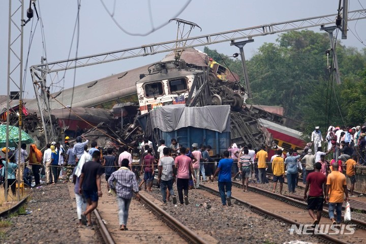2023년 6월 3일(현지시간) 인도 동부 발라소르에서 구조당국이 구조작업을 진행하고 있다. /AP=뉴시스