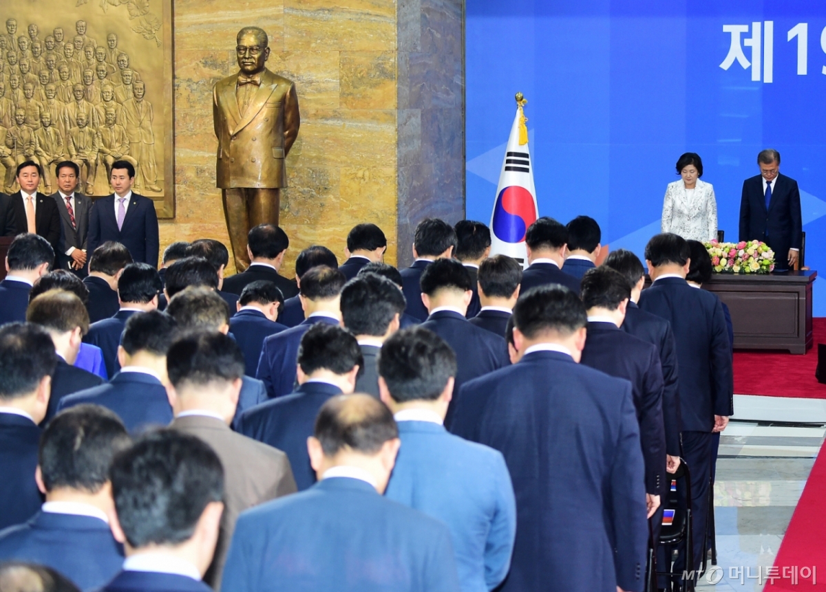 제19대 대통령 취임식이 10일 낮 12시 서울 여의도 국회의사당 로텐더홀에서 열린 가운데 문재인 대통령이 영부인 김정숙 여사와 함께 묵념을 하고 있다. /사진=국회사진취재단
