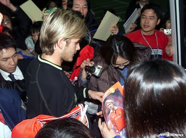 데이비드 베컴(가운데)이 일본 팬들에게 사인을 하고 있다. /AFPBBNews=뉴스1