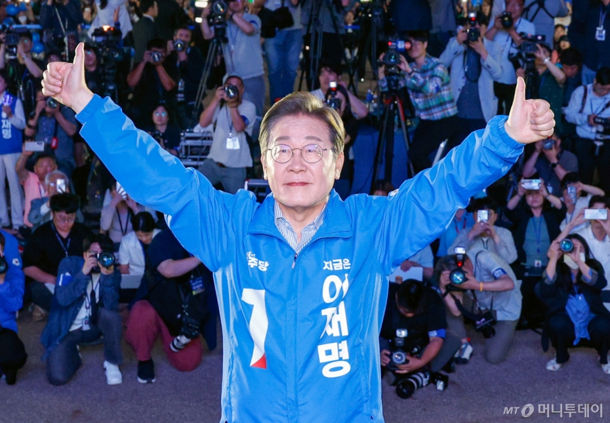 (서울=뉴스1) 안은나 기자 = 이재명 더불어민주당 대통령 후보가 제21대 대통령선거를 하루 앞둔 2일 오후 서울 영등포구 여의도공원에서 열린 마지막 유세에서 엄지 손가락을 치켜들고 있다. 2025.6.2/뉴스1  Copyright © 뉴스1. All rights reserved. 무단 전재 및 재배포,  AI학습 이용 금지. /사진=(서울=뉴스1) 안은나 기자