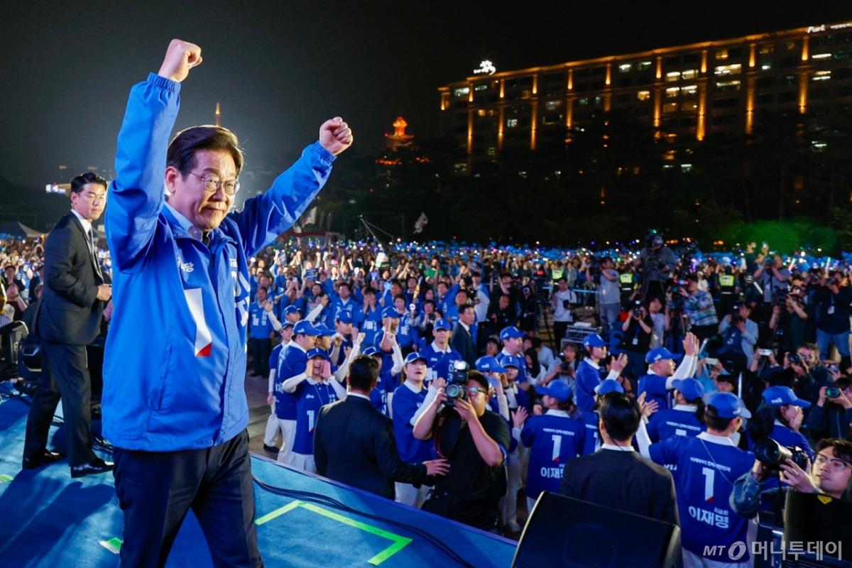 (서울=뉴스1) 안은나 기자 = 이재명 더불어민주당 대통령 후보가 제21대 대통령선거를 하루 앞둔 2일 오후 서울 영등포구 여의도공원에서 마지막 유세를 마친 뒤 인사하고 있다. 2025.6.2/뉴스1  Copyright © 뉴스1. All rights reserved. 무단 전재 및 재배포,  AI학습 이용 금지. /사진=(서울=뉴스1) 안은나 기자