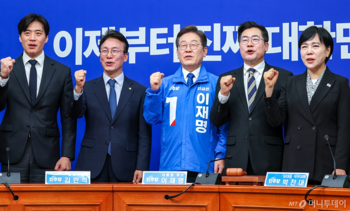 (서울=뉴스1) 안은나 기자 = 이재명 더불어민주당 대선 후보가 28일 서울 여의도 국회에서 열린 최고위원회의에서 파이팅을 외치며 기념 촬영하고 있다. 왼쪽부터 한준호, 김민석 최고위원, 이 후보, 박찬대 대표 직무대행 겸 원내대표, 전현희 최고위원. 2025.4.28/뉴스1 Copyright © 뉴스1. All rights reserved. 무단 전재 및 재배포, AI학습 이용 금지. /사진=(서울=뉴스1) 안은나 기자