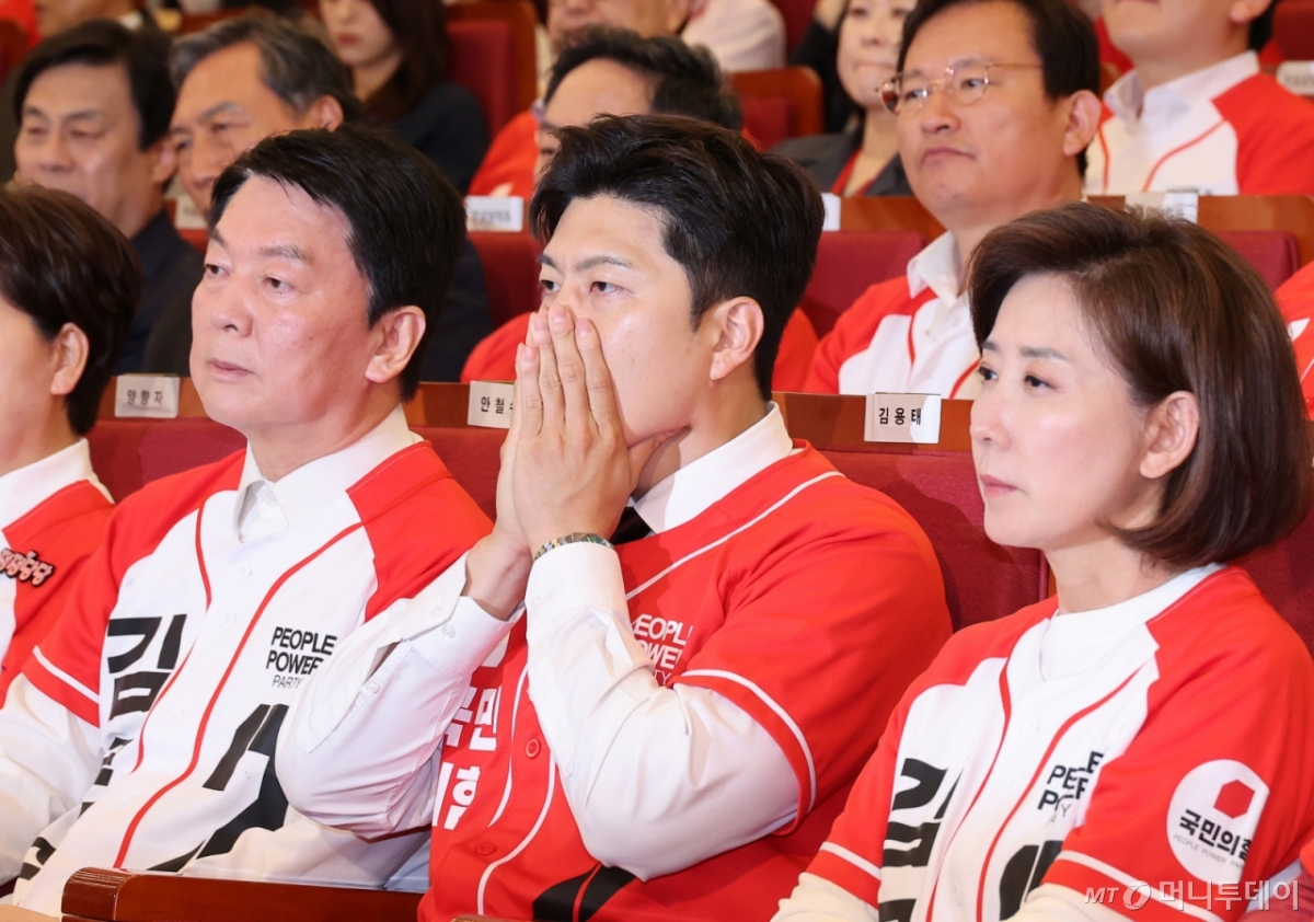 (서울=뉴스1) 이광호 기자 = 김용태 국민의힘 비상대책위원장을 비롯한 의원들이3일 오후 서울 여의도 국회 도서관에 마련된 제21대 대통령선거개표상황실에서 출구조사 결과를 지켜보고 있다. (공동취재) 2025.6.3/뉴스1  Copyright © 뉴스1. All rights reserved. 무단 전재 및 재배포,  AI학습 이용 금지. /사진=(서울=뉴스1) 이광호 기자