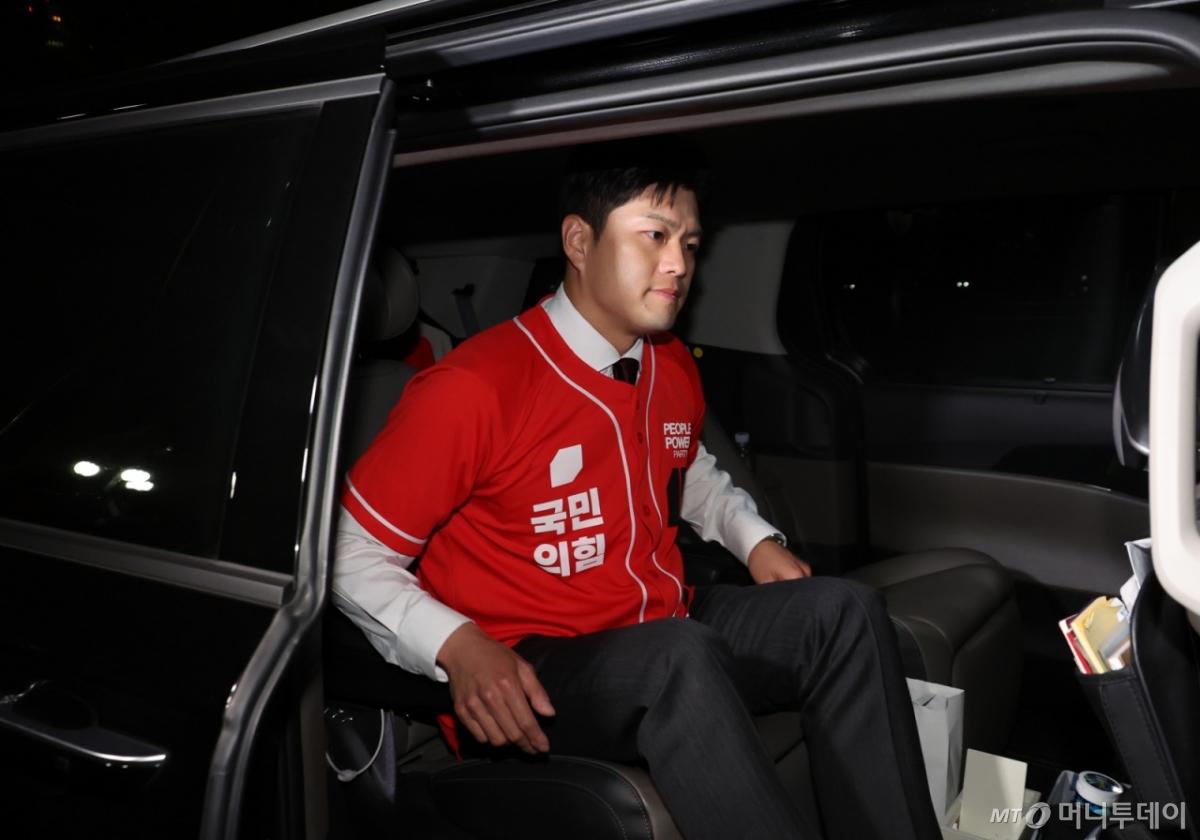 [서울=뉴시스] 고승민 기자 = 김용태 국민의힘 비상대책위원장이 3일 서울 여의도 국회도서관에 마련된 제21대 대통령선거 개표상황실에서 출구조사 발표 및 개표방송을 지켜본 뒤 상황실을 나서고 있다. 2025.06.03. kkssmm99@newsis.com /사진=고승민