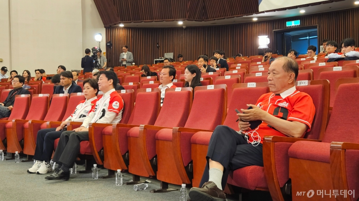 3일 서울 여의도 국회도서관 국민의힘 개표상황실에서 대선 개표 방송을 지켜보고 있는 안철수·양향자·황우여 국민의힘 공동선대위원장의 모습/사진=박상곤 기자