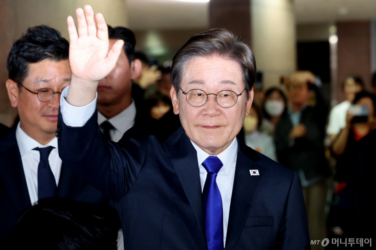 (인천=뉴스1) 이재명 더불어민주당 대통령 후보가 3일 밤 당선이 확실시된 가운데 인천 계양구 자택을 나서고 있다. 2025.6.3/뉴스1 Copyright © 뉴스1. All rights reserved. 무단 전재 및 재배포, AI학습 이용 금지.