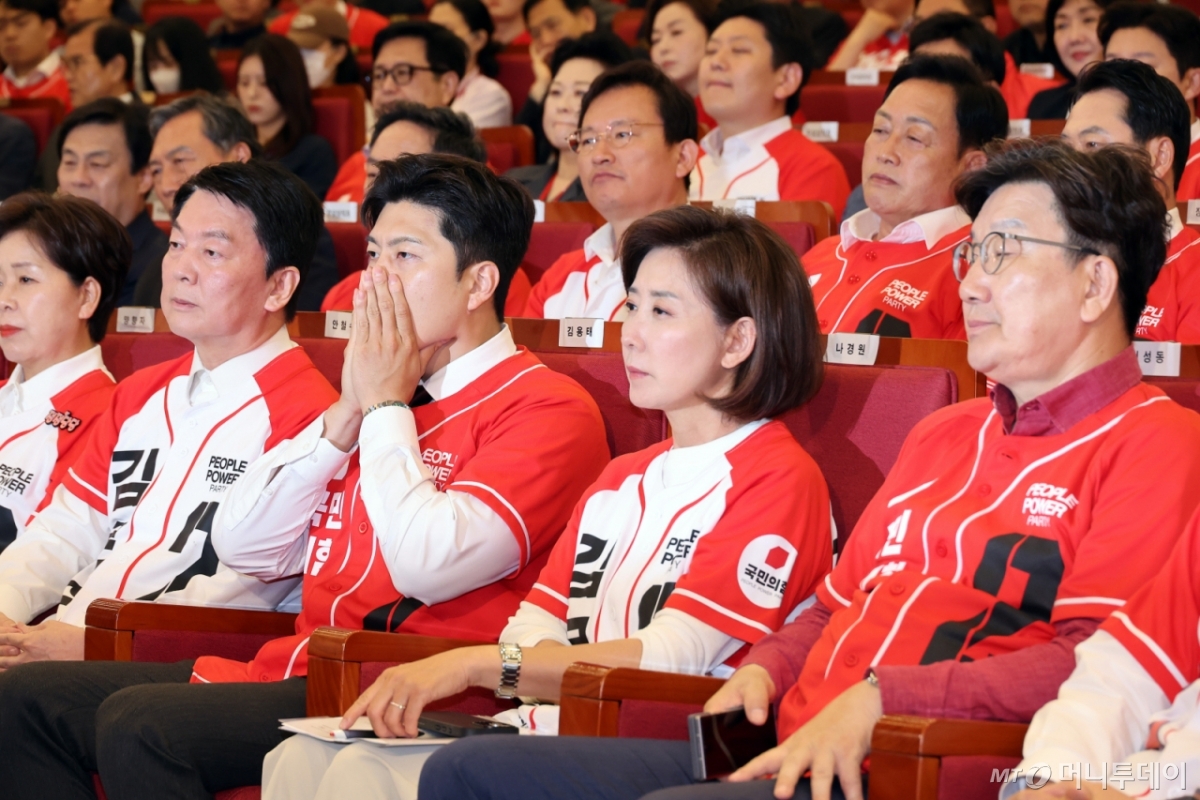 (서울=뉴스1) 이광호 기자 = 김용태 국민의힘 비상대책위원장을 비롯한 의원들이 3일 오후 서울 여의도 국회 도서관에 마련된 제21대 대통령선거개표상황실에서 출구조사 결과를 지켜보고 있다. (공동취재) 2025.6.3/뉴스1  Copyright © 뉴스1. All rights reserved. 무단 전재 및 재배포,  AI학습 이용 금지. /사진=(서울=뉴스1) 이광호 기자