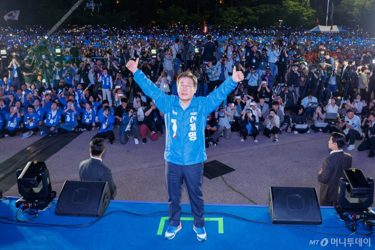 (서울=뉴스1) 안은나 기자 = 이재명 더불어민주당 대통령 후보가 제21대 대통령선거를 하루 앞둔 2일 오후 서울 영등포구 여의도공원에서 열린 마지막 유세에서 엄지 손가락을 치켜들고 있다. 2025.6.2/뉴스1  Copyright © 뉴스1. All rights reserved. 무단 전재 및 재배포,  AI학습 이용 금지. /사진=(서울=뉴스1) 안은나 기자