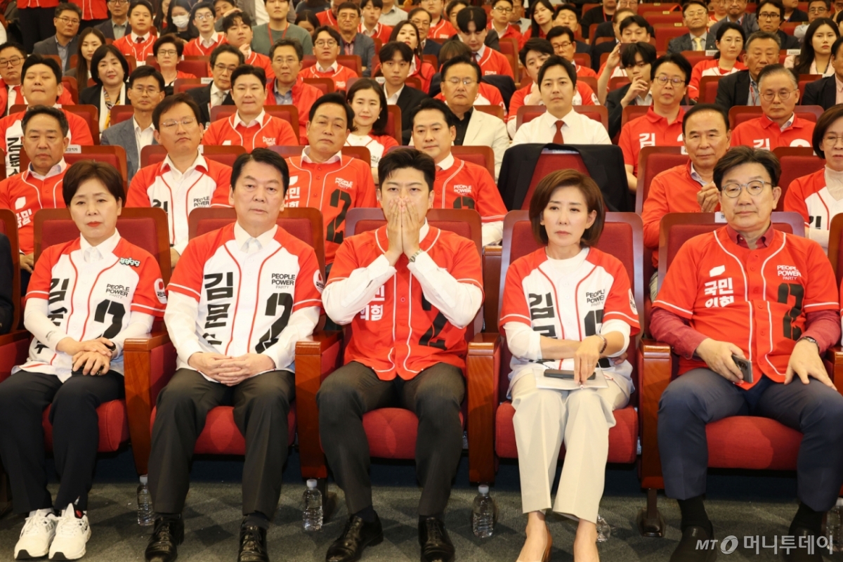 [서울=뉴시스] 고승민 기자 = 김용태 국민의힘 비상대책위원장과 권성동 공동선대위원장 등 참석자들이 3일 서울 여의도 국회도서관에 마련된 제21대 대통령선거 개표상황실에서 굳은 표정을 짓고 있다. (공동취재) 2025.06.03. photo@newsis.com /사진=박영태