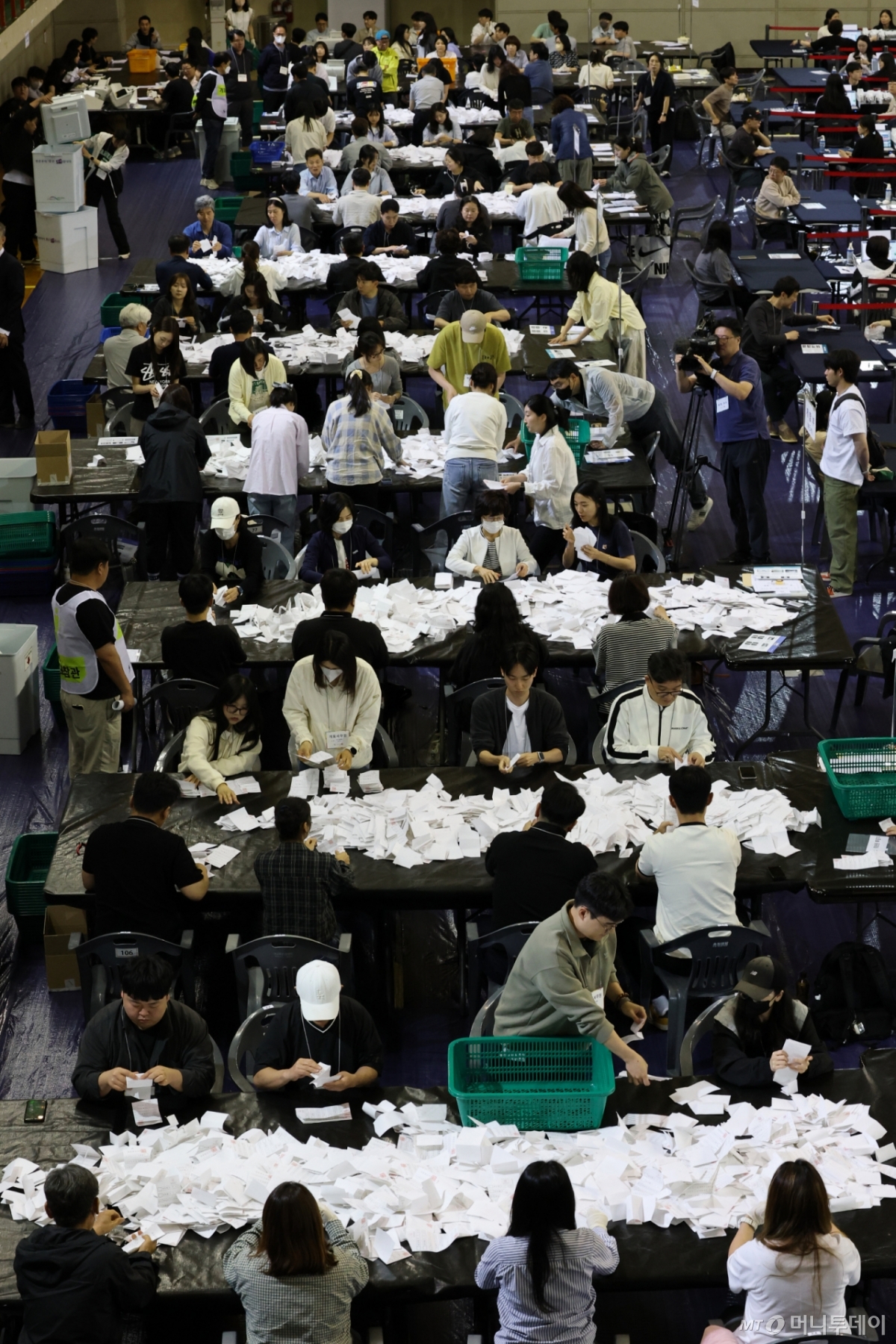 21대 대통령 선거 투표가 실시된 3일 대전 서구 KT인재개발원에 마련된 개표소에서 개표사무원들이 투표용지를 분류하고 있다. 2025.6.3/뉴스1  Copyright © 뉴스1. All rights reserved. 무단 전재 및 재배포,  AI학습 이용 금지. /사진=(대전=뉴스1) 김기태 기자