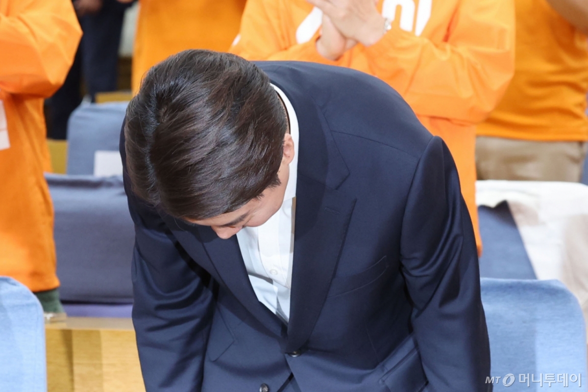 [서울=뉴시스] 이준석 개혁신당 대선후보가 3일 서울 여의도 국회 의원회관에 마련된 제21대 대통령선거 개표상황실을 방문해 인사히고 있다. 2025.06.03. 