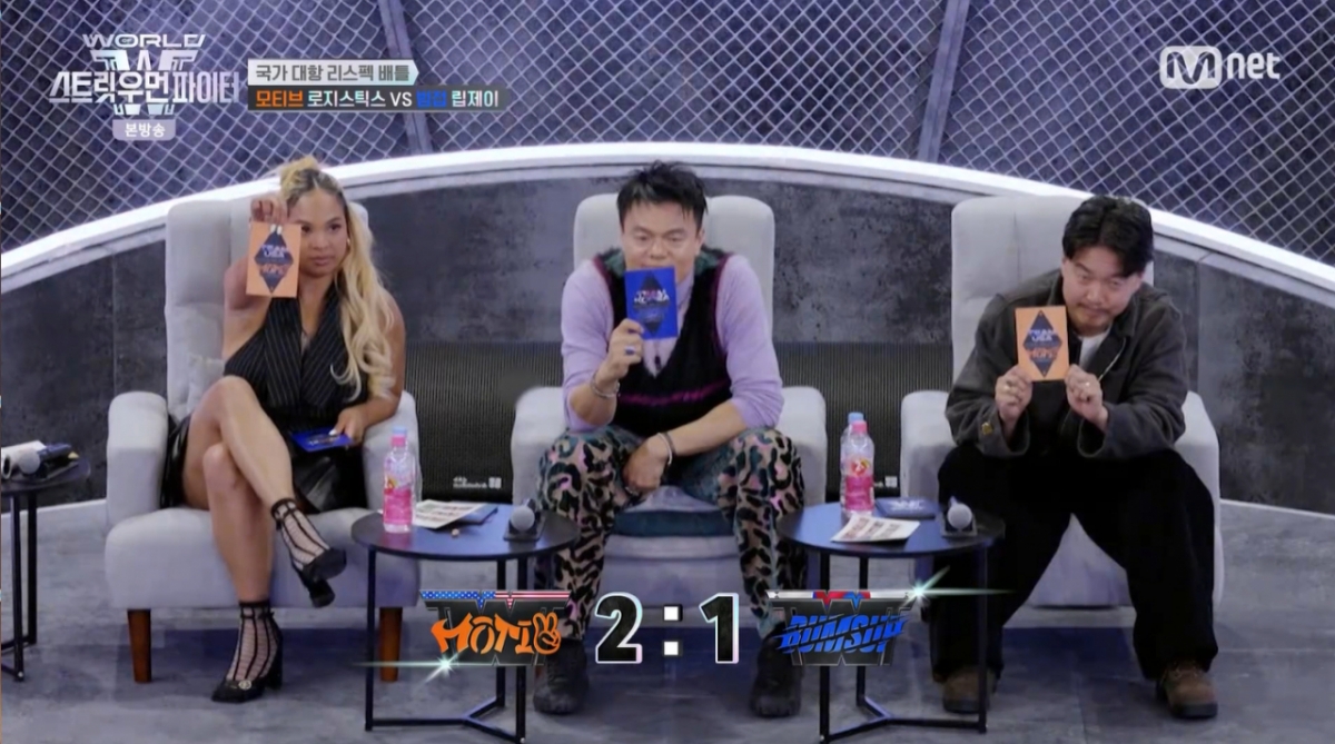 카드를 공개하는 심사위원들. /사진=Mnet '월드 오브 스트릿우먼파이터' 캡처