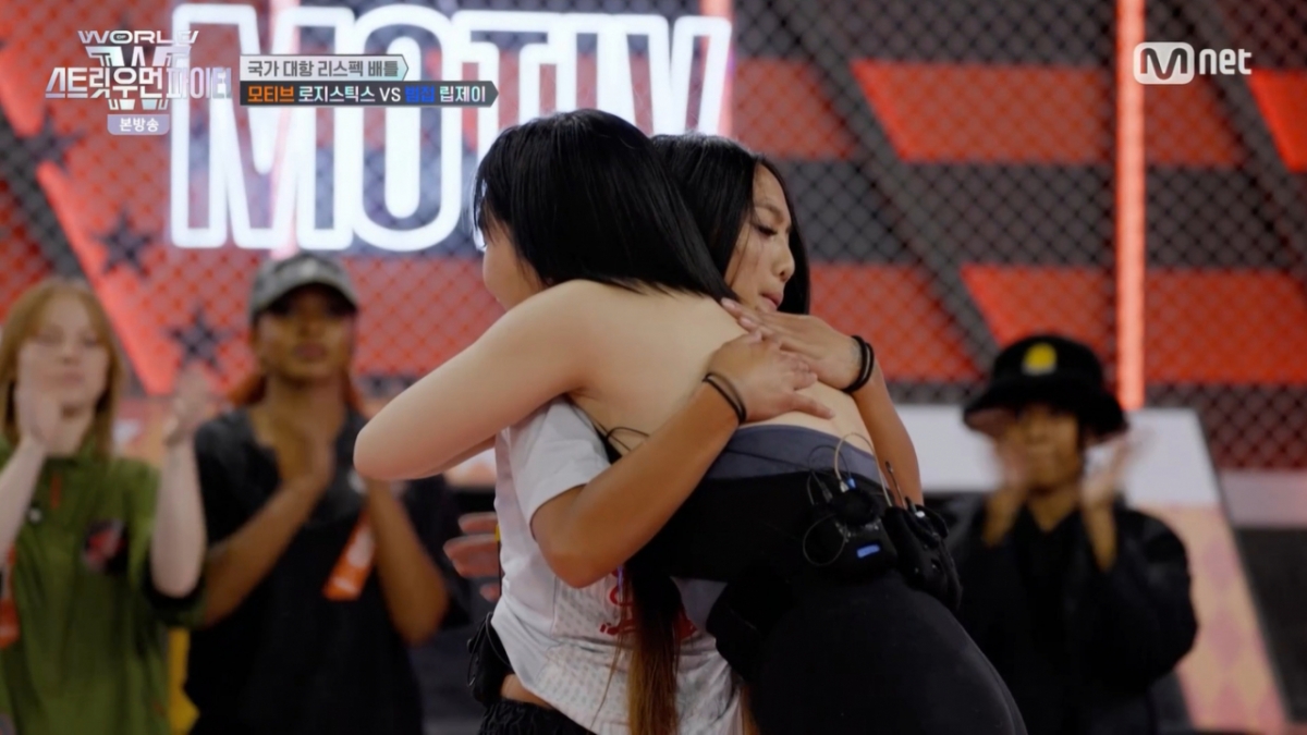  배틀이 끝나고 포옹을 나누는 로지스틱스, 립제이. /사진=Mnet '월드 오브 스트릿우먼파이터' 캡처