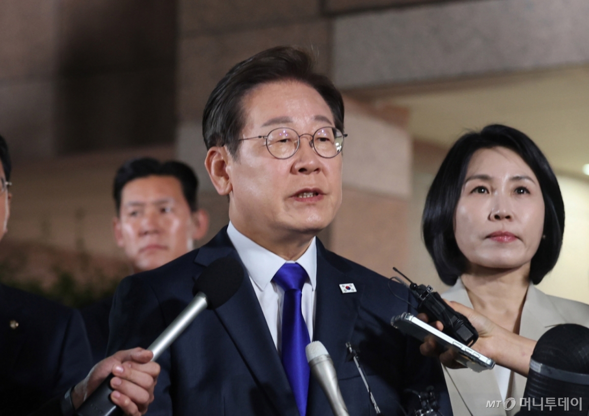 [인천=뉴시스] 전진환 기자 = 이재명 대통령이 4일 밤 인천 계양구 자택을 나서며 지지자들에게 인사말을 하고 있다. 2025.06.04.  amin2@newsis.com /사진=전진환