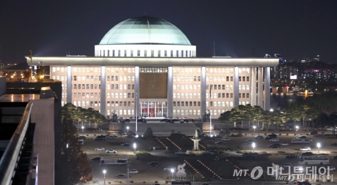 6일 서울 여의도 국회의사당이 환하게 불을 밝히는 앞으로 잔디광장에 헬기 착륙을 방지하기 위한 차량들이 주차돼있다. 2024.12.06. /사진=뉴시스 /사진=김선웅