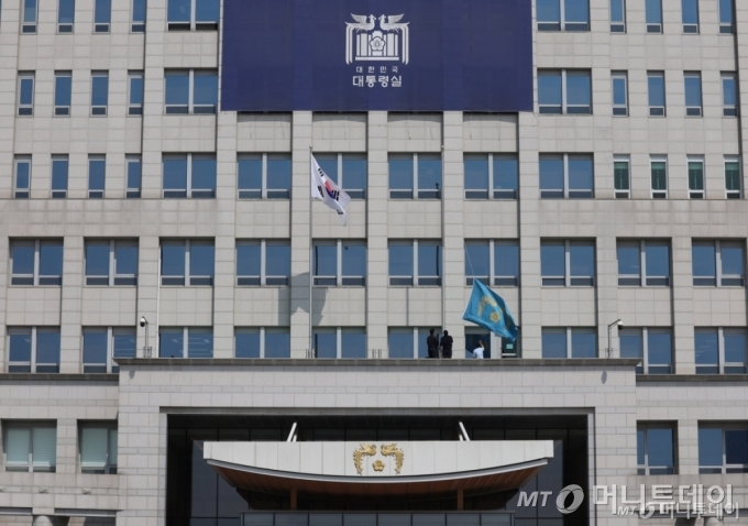 헌법재판소가 윤석열 대통령의 탄핵사건에 대해 인용을 선고한 4일 서울 용산 대통령실 청사에서 관계자들이 봉황기를 하기하고 있다. 2025.04.04. /사진=뉴시스 /사진=조수정