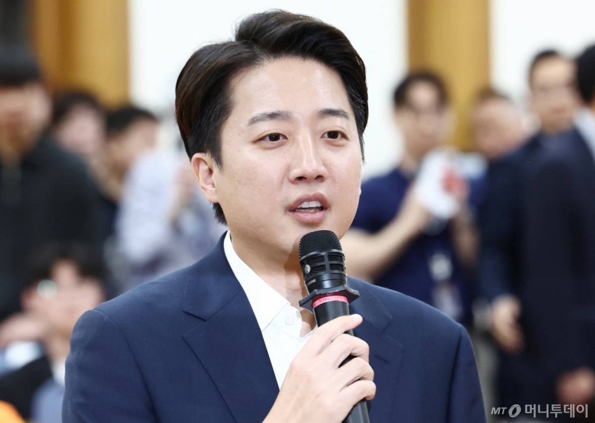 이준석 개혁신당 대통령 후보가 3일 서울 여의도 국회 의원회관에 마련된 제21대 대통령선거 개표상황실에서 입장을 밝히고 있다. 2025.6.3/사진=뉴스1 /사진=(서울=뉴스1) 김민지 기자