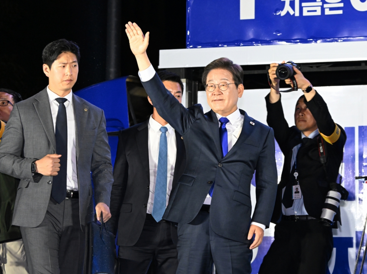 이재명 대통령이 4일 오전 서울 여의도 국회 앞에서 열린 국민 개표방송 행사에서 시민들에게 인사하고 있다. /사진=뉴시스(공동취재)