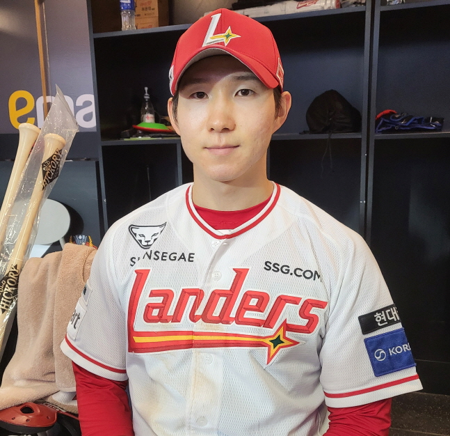 SSG 박성한이 3일 삼성전을 마치고 취재진과 인터뷰를 하고 있다. /사진=안호근 기자