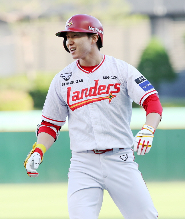 박성한이 3일 안타를 날리고 기뻐하고 있다. /사진=SSG 랜더스 제공