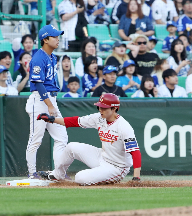 3루를 파고 들고 있는 박성한(오른쪽). /사진=SSG 랜더스 제공