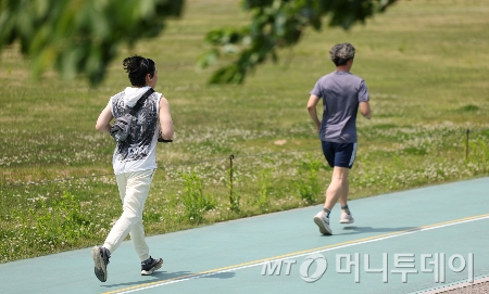 [서울=뉴시스] 홍효식 기자 = 서울 낮 최고기온이 25도 이상 오르며 더운 날씨를 보인 13일 서울 동작구 보라매공원에서 한 시민이 민소매를 입고 러닝하고 있다. 2025.05.13. yesphoto@newsis.com /사진=홍효식