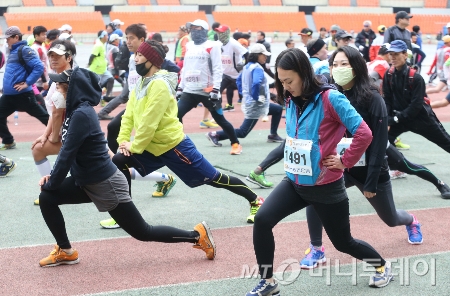 1일 오전 서울 송파구 잠실종합운동장에서 열린 '2015 머니투데이방송(MTN) 3.1절 마라톤대회'에서 참가자들이 준비운동을 하고 있다. /사진=이동훈 기자 photoguy@