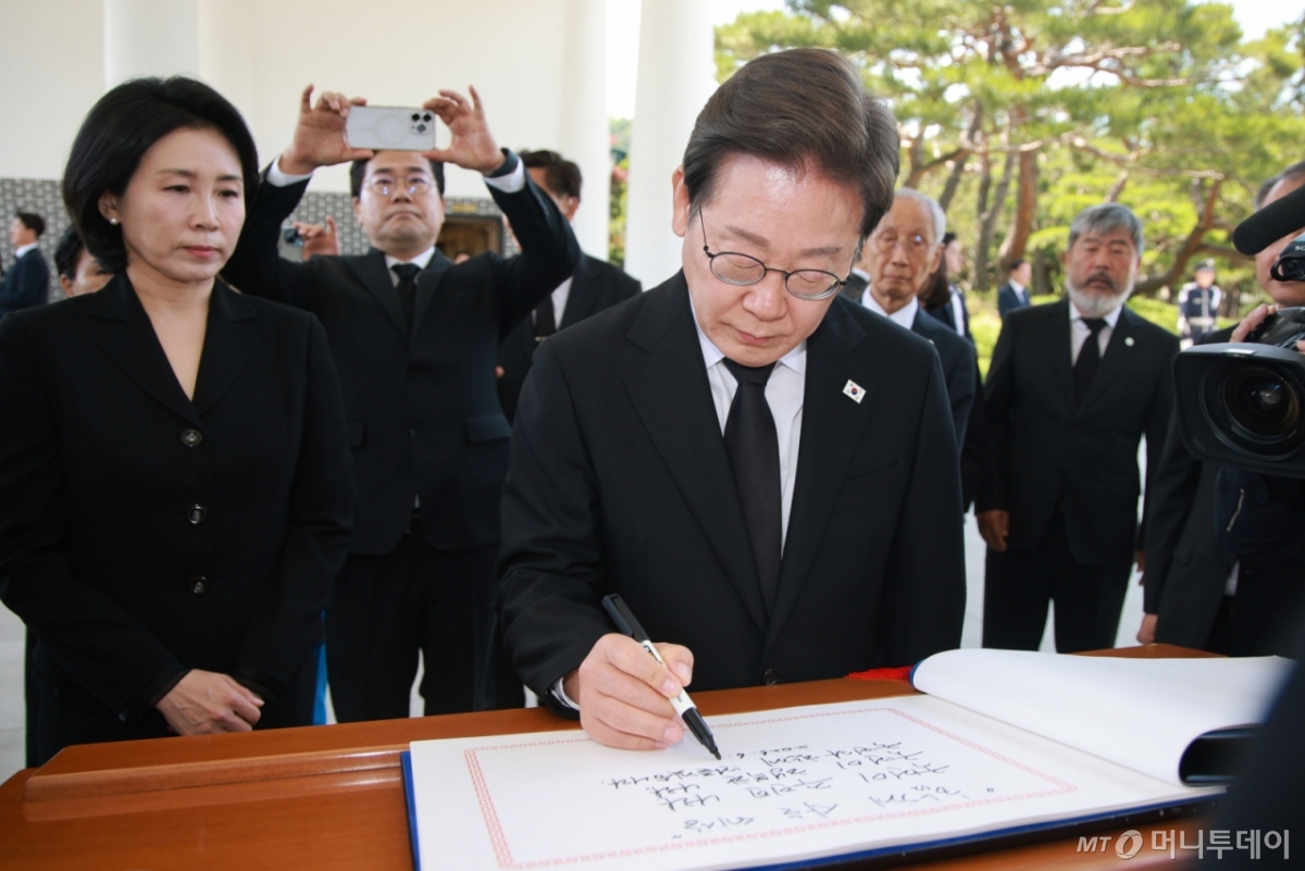 [서울=뉴시스] 고범준 기자 = 이재명 대통령이 4일 서울 동작구 국립서울현충원 현충탑 참배를 마치고 방명록을 작성하고 있다. 2025.06.04. bjko@newsis.com /사진=고범준