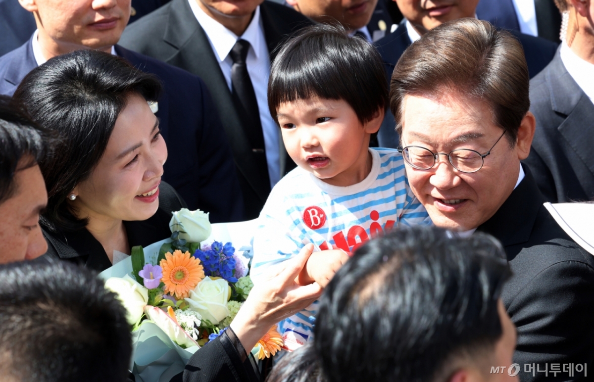 (서울=뉴스1) 김명섭 기자 = 이재명 대통령과 김혜경 여사가 4일 오전 인천시 계양구 자택에서 나오며 환송나온 시민들과 인사를 하고 있다.  2025.6.4/뉴스1  Copyright © 뉴스1. All rights reserved. 무단 전재 및 재배포,  AI학습 이용 금지. /사진=(서울=뉴스1) 김명섭 기자