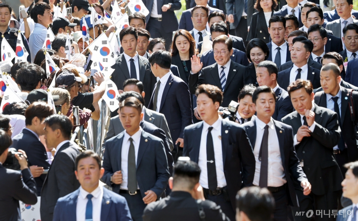 (인천=뉴스1)  오대일 기자 = 이재명 대통령과 김혜경 여사가 제21대 대통령 임기를 시작한 4일 오전 인천 계양구 자택 앞에서 열린 주민 환송 행사를 마친 후 국립서울현충원으로 향하고 있다. 2025.6.4/뉴스1  Copyright © 뉴스1. All rights reserved. 무단 전재 및 재배포,  AI학습 이용 금지. /사진=(인천=뉴스1)  오대일 기자