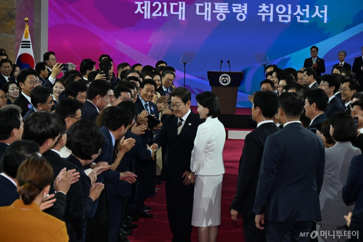 [서울=뉴시스] 국회사진기자단 = 제21대 대한민국 대통령으로 취임한 이재명 대통령이 4일 오전 국회 로텐더홀에서 취임선서를 하기  전 참석자들과 인사하고 있다.2025.06.04. photo@newsis.com /사진=