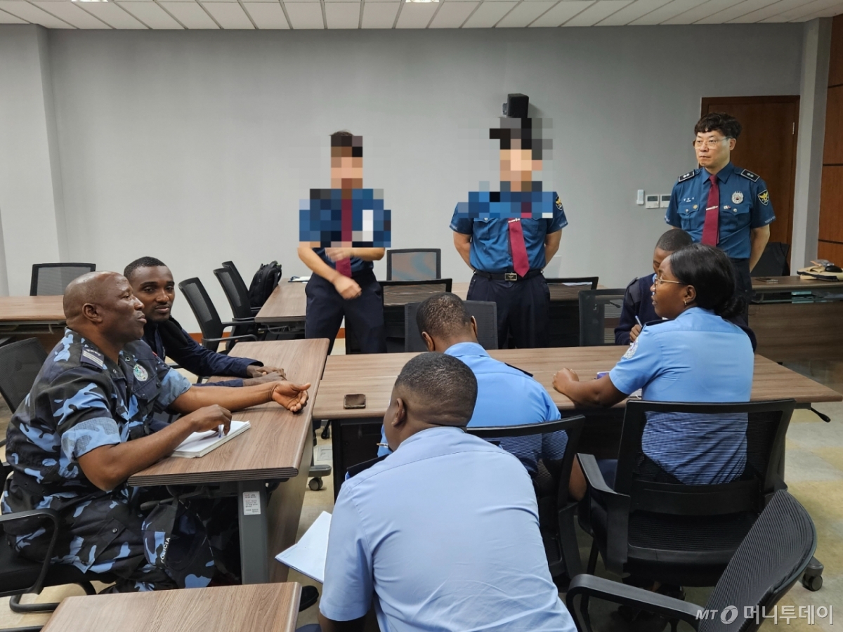 정환우 부천오정경찰서 범죄예방대응과 범죄예방계장(오른쪽 끝)이 2023년 6월 앙골라 현지 경찰관들과 112긴급신고시스템 매뉴얼 구축에 대해 논의하고 있다. /사진=부천오정경찰서 제공. 