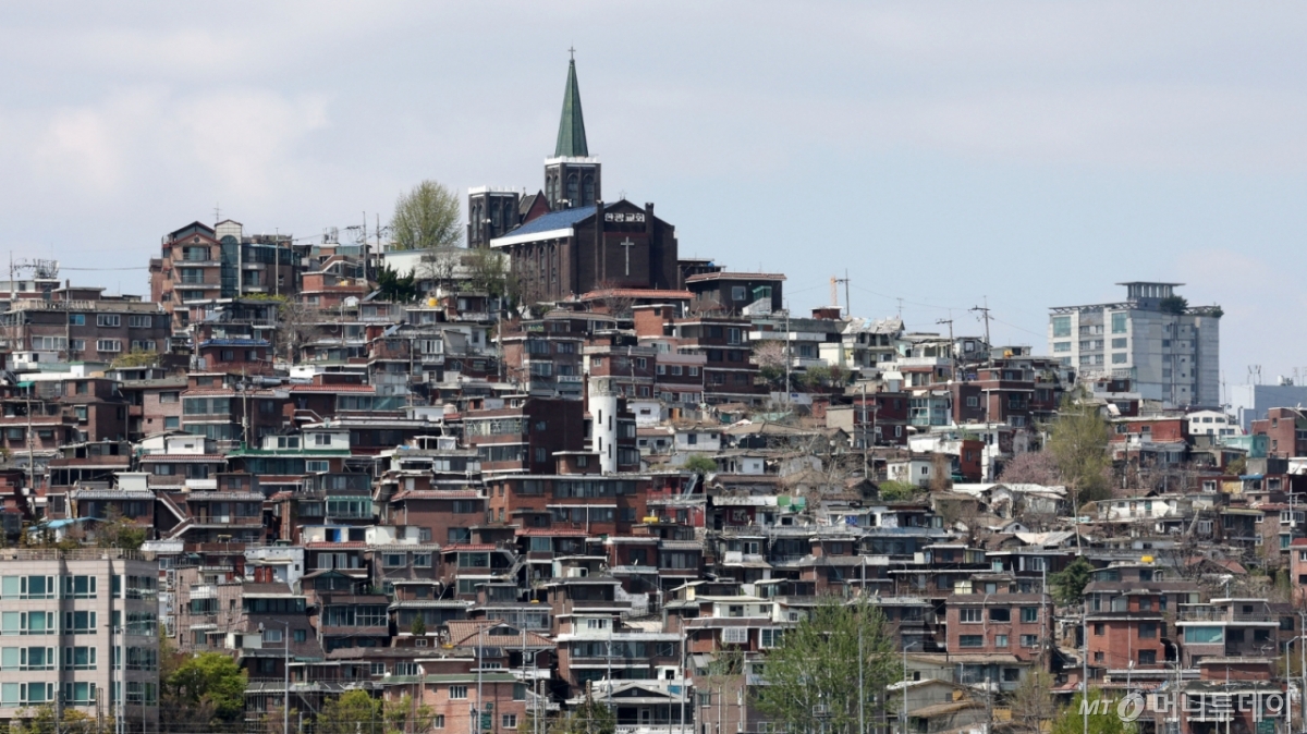 (서울=뉴스1) 박세연 기자 = 정부와 서울시가 강남 3구(강남·서초·송파)와 용산구 내 재개발·재건축 아파트 입주권을 토지거래허가 대상에 포함하는 방안을 논의 중이다. 15일 국토교통부 관계자는 "서울시가 주도해 가이드라인을 검토하고 있으며, 협의가 진행 중"이라며 "아직 확정된 것은 없지만, 큰 틀에서 입주권도 토지거래허가 대상으로 보고 있다"고 밝혔다. 사진은 이날 서울 용산구 한남3구역 모습. 2025.4.15/뉴스1 Copyright © 뉴스1. All rights reserved. 무단 전재 및 재배포, AI학습 이용 금지. /사진=(서울=뉴스1) 박세연 기자