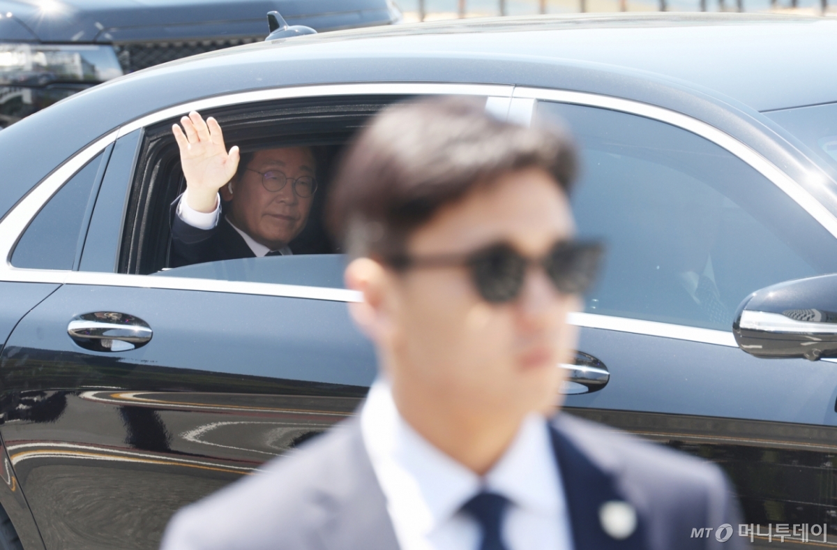 [서울=뉴시스] 조성봉 기자 = 이재명 대통령이 4일 오후 서울 여의도 국회에서 제21대 대통령 취임선서식을 마치고 용산 대통령실로 이동하고 있는 가운데 경호처 직원이 주변을 탐색하고 있다. 2025.06.04. suncho21@newsis.com /사진=조성봉