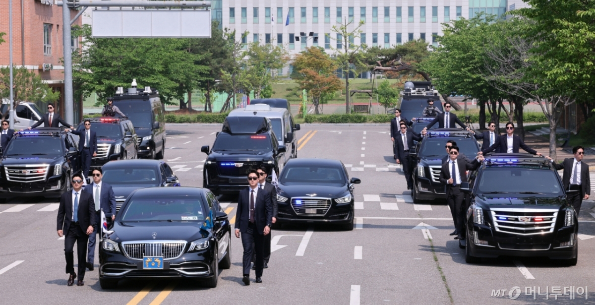 (서울=뉴스1) 허경 기자 = 대통령경호처가 제21대 대통령 취임식을 일주일 앞둔 27일 서울 강서구 경호안전교육원에서 대통령의 절대 안전 확보를 위한 경호 훈련 현장을 언론에 공개했다. 경호요원들이 대통령취임식 차량퍼레이드를 시연하고 있다. (공동취재) 2025.5.27/뉴스1  Copyright © 뉴스1. All rights reserved. 무단 전재 및 재배포,  AI학습 이용 금지. /사진=(서울=뉴스1) 허경 기자