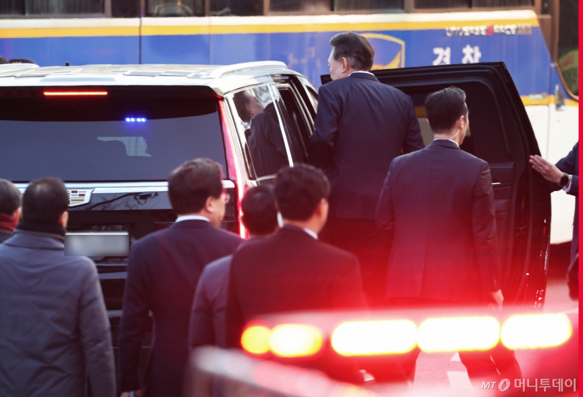 (의왕=뉴스1) 오대일 기자 = 법원의 구속취소 청구 인용으로 석방된 윤석열 대통령이 8일 오후 경기 의왕시 서울구치소를 나와 차량에 탑승하고 있다. 윤 대통령은 내란 우두머리 혐의로 지난 1월 26일 구속기소 된 지 41일 만, 1월 15일 체포된 후 52일 만에 자유의 몸이 됐다.  2025.3.8/뉴스1  Copyright © 뉴스1. All rights reserved. 무단 전재 및 재배포,  AI학습 이용 금지. /사진=(의왕=뉴스1) 오대일 기자