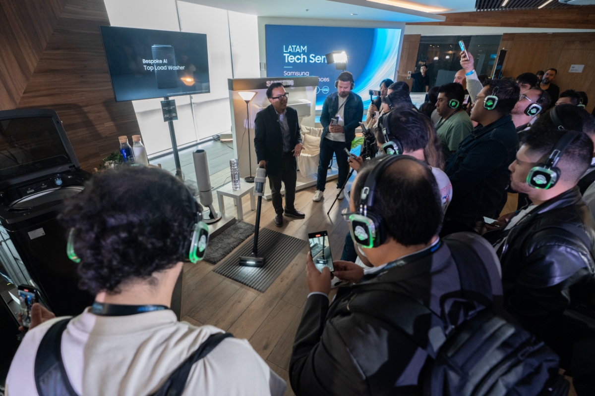 멕시코시티에서 진행된 삼성전자 '2025 중남미 테크세미나'에서 참석자들이 '비스포크 AI 가전' 신제품을 살펴보고 있다. /사진제공=삼성전자