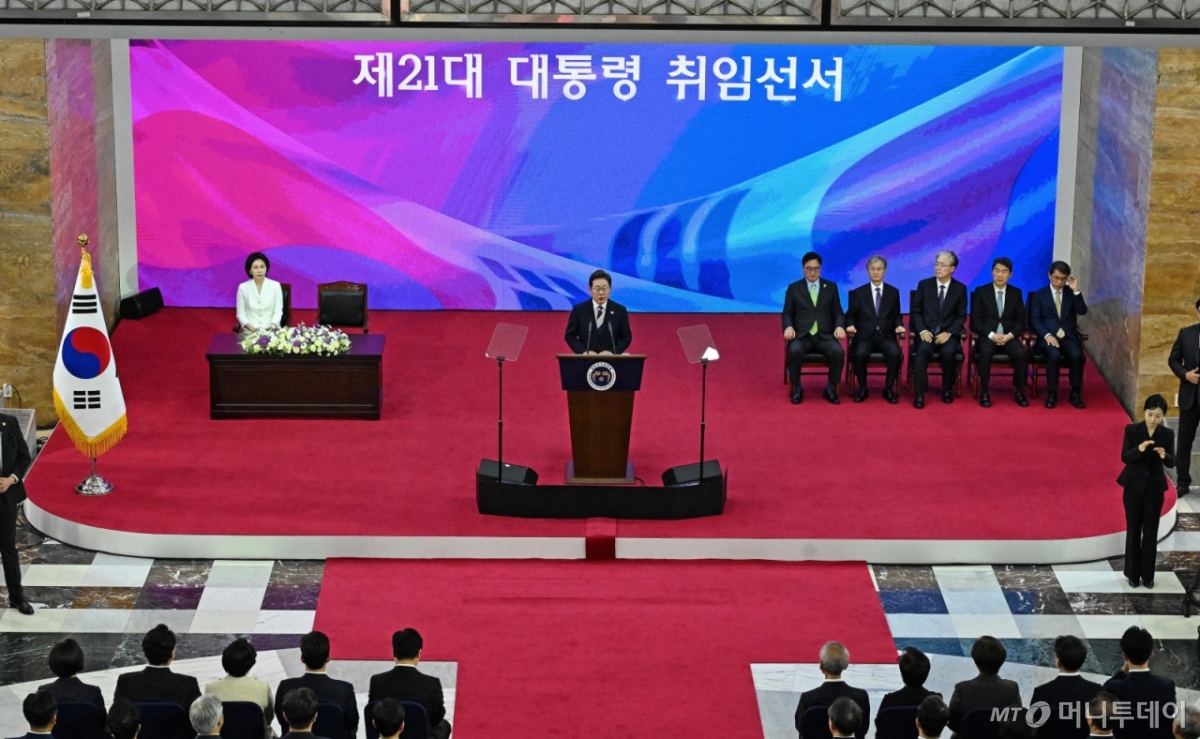 [서울=뉴시스] 국회사진기자단 = 이재명 대통령이 4일 서울 여의도 국회 로텐더홀에서 열린 제21대 대통령 취임선서식에서 국민께 드리는 말씀을 하고 있다. 2025.06.04. photo@newsis.com /사진=류현주