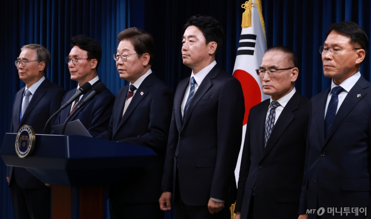 [서울=뉴시스] 고범준 기자 = 이재명 대통령이 4일 서울 용산 대통령실 청사에서 새 정부 첫 인사 발표를 하고 있다. 왼쪽부터 이종석 국정원장 후보자, 김민석 국무총리 후보자, 이 대통령, 강훈식 비서실장, 위성락 안보실장, 황인권 경호처장. (대통령실통신사진기자단) 2025.06.04. bjko@newsis.com /사진=고범준