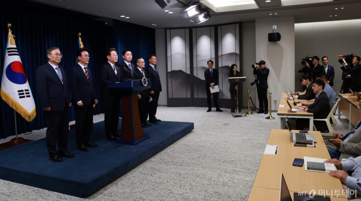 [서울=뉴시스] 고범준 기자 = 이재명 대통령이 4일 서울 용산 대통령실 청사에서 새 정부 첫 인사 발표를 하고 있다. 왼쪽부터 이종석 국정원장 후보자, 김민석 국무총리 후보자, 이 대통령, 강훈식 비서실장, 위성락 안보실장, 황인권 경호처장. (대통령실통신사진기자단) 2025.06.04. bjko@newsis.com /사진=