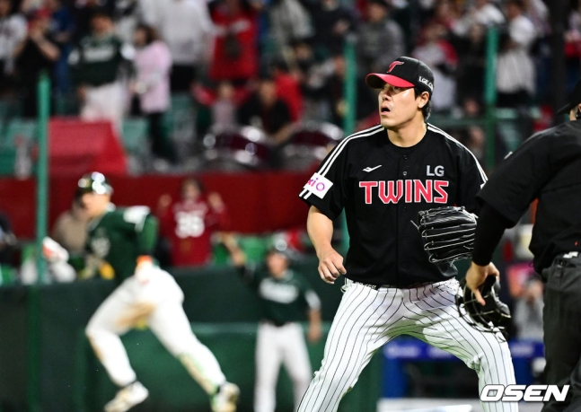 5월 24일 타구를 바라보는 김진성(오른쪽)의 모습.