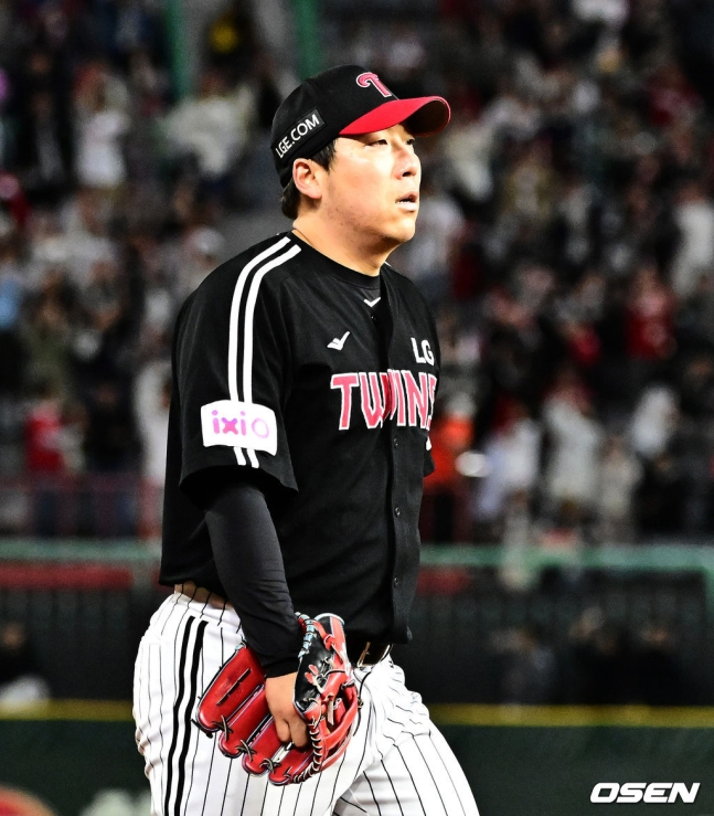 5월 24일 경기를 마치고 아쉬워하는 김현수의 모습.