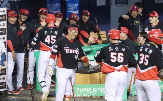 2025 신한 SOL Bank KBO리그 두산 베어스 대 KIA 타이거즈 경기가 4일 서울 잠실야구장에서 열렸다.  KIA 위즈덤이 6회초 1사 1루에서 역전 2점 홈런을 날리고 홈인한 후 더그아웃에서 이범호(왼쪽) 감독의 환영을 받고 있다.