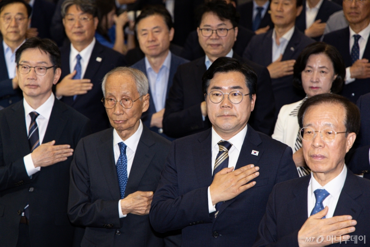 (서울=뉴스1) 이재명 기자 = 박찬대·윤여준 더불어민주당 상임 총괄선대본부장이 4일 오후 서울 여의도 국회 의원회관에서 열린 제21대 대통령선거 선거대책위원회 해단식에서 국민의례를 하고 있다. 2025.6.4/뉴스1  Copyright © 뉴스1. All rights reserved. 무단 전재 및 재배포,  AI학습 이용 금지. 